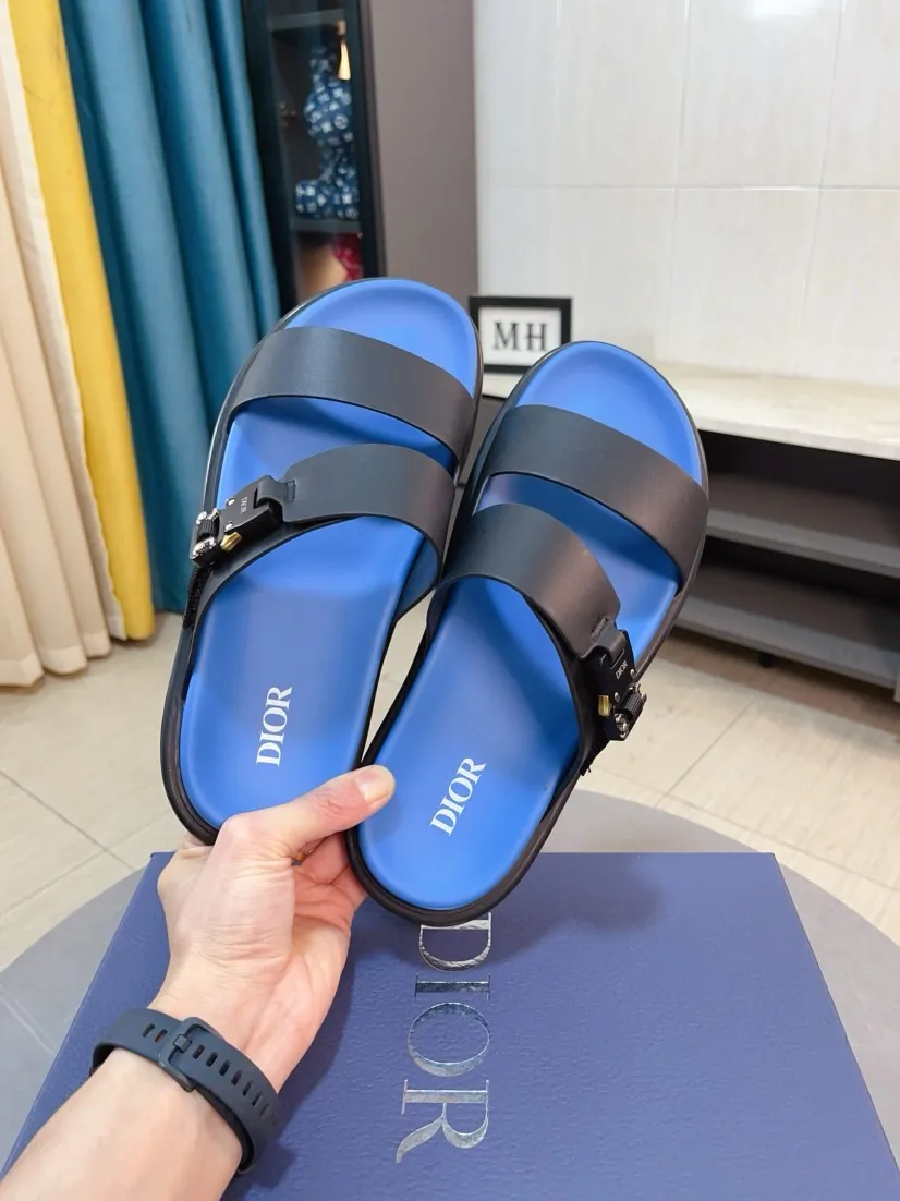 Men's Men's Shoes 💰320🌸🌸Dior Aqua Men's Sandals Slippers. Showcasing Dior haute couture design. The Dior gray suede strap is accented with an aluminum Dior buckle for added style. Paired with a comfortable tonal notch sole, they pair easily with shorts or jeans for a sophisticated look. Main body: suede cow leather, technical fabric lining: cow leather, with adjustable straps, aluminum Dior buckle, Dior gray EVA insole, tonal notch rubber outsole splicing structure👌👌size: 38-44 (45.46 customized)